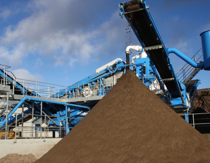 M2500-and-recycled-sand-stockpile-Thompsons670x520