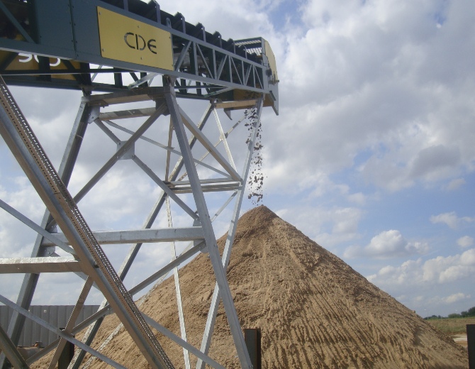 Hope-Construction-Concrete-sand-stockpile-under-radial-stockpile-conveyor-670x520
