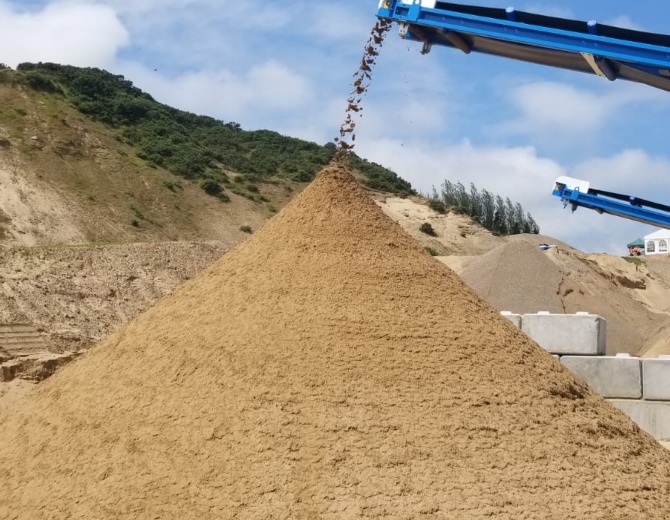 Sports-sand-from-conveyor-D-Arcys-670x520