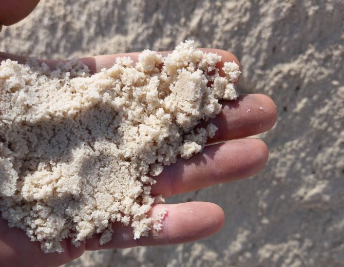 Muadinoon-Silica-Sand-in-hand-670x520