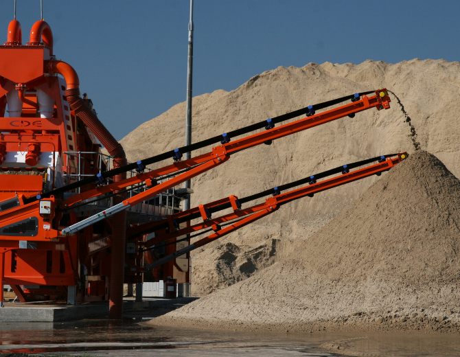 Wlodan-M2500-and-washed-sand-stockpile