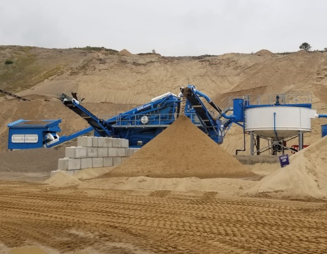 Sand-Stockpile-M2500-and-AquaCycle-D-Arcy-Sands-670x520