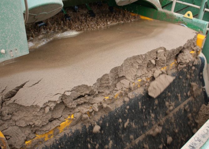 Independent-Aggregates-Dewatered-sand-discharged-from-Evowash-screen-670x480