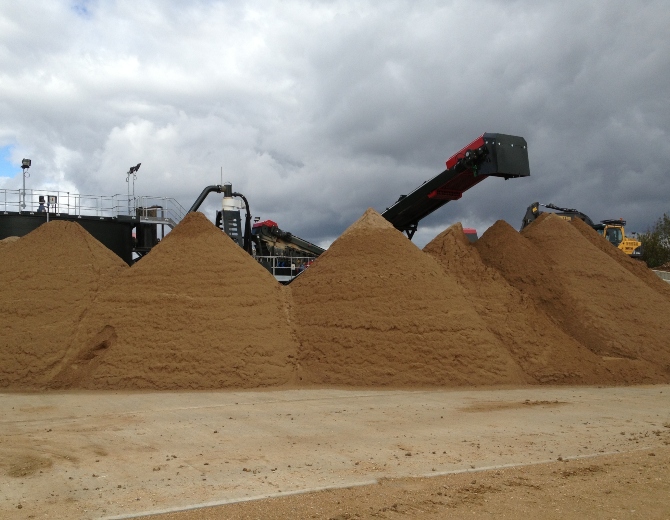 stockpiles-of-recycled-sand-at-Smiths-Bletchington-670x520